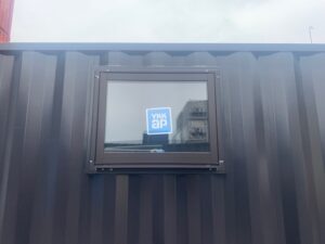 【神戸】中古20ftドライスチールコンテナ　ブラック塗装、片開きドア、滑り出し窓付き　TKCU2964482