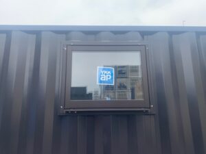 【神戸】中古20ftドライスチールコンテナ　ブラック塗装、片開きドア、滑り出し窓付き　TKCU2964482