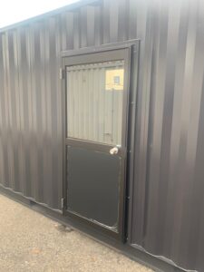 【神戸】中古20ftドライスチールコンテナ　ブラック塗装、片開きドア、滑り出し窓付き　TKCU2964482