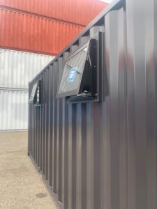 【神戸】中古20ftドライスチールコンテナ　ブラック塗装、片開きドア、滑り出し窓付き　TKCU2964482