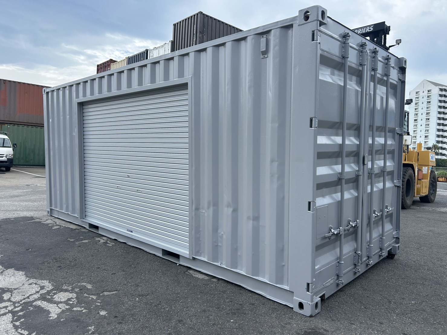 【横浜】中古20FTドライスチールコンテナ　外装塗装・左パネル3mシャッター付き(U1887776)
