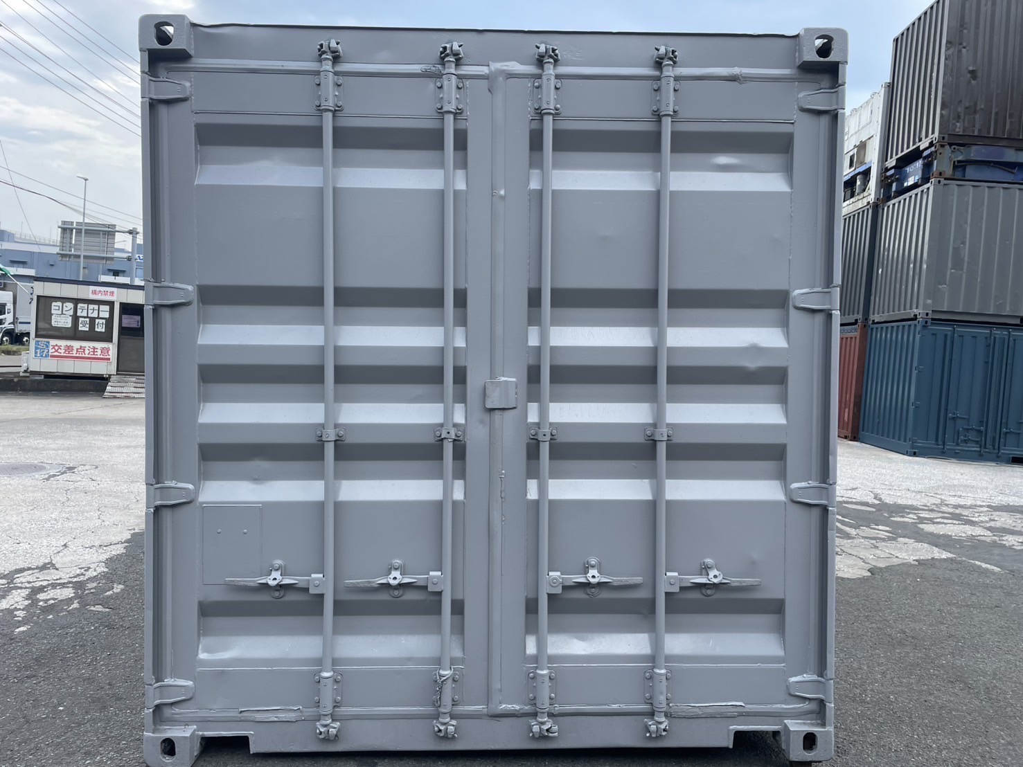 【横浜】中古20FTドライスチールコンテナ　外装塗装・左パネル3mシャッター付き(U1887776)