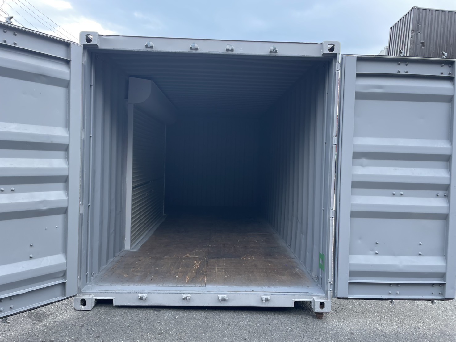 【横浜】中古20FTドライスチールコンテナ　外装塗装・左パネル3mシャッター付き(U1887776)