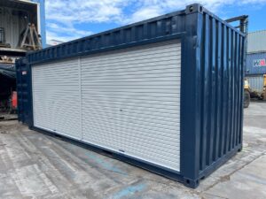 【横浜】中古20FTドライスチールコンテナ　外装塗装・右パネルフルシャッター付き(U2418039)