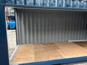 【横浜】中古20FTドライスチールコンテナ　外装塗装・右パネルフルシャッター付き(U2418039)