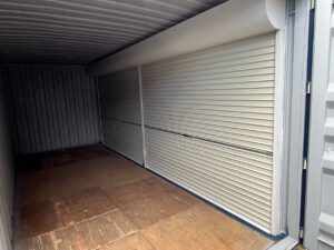 【横浜】中古20FTドライスチールコンテナ　外装塗装・右パネルフルシャッター付き(U2418039)