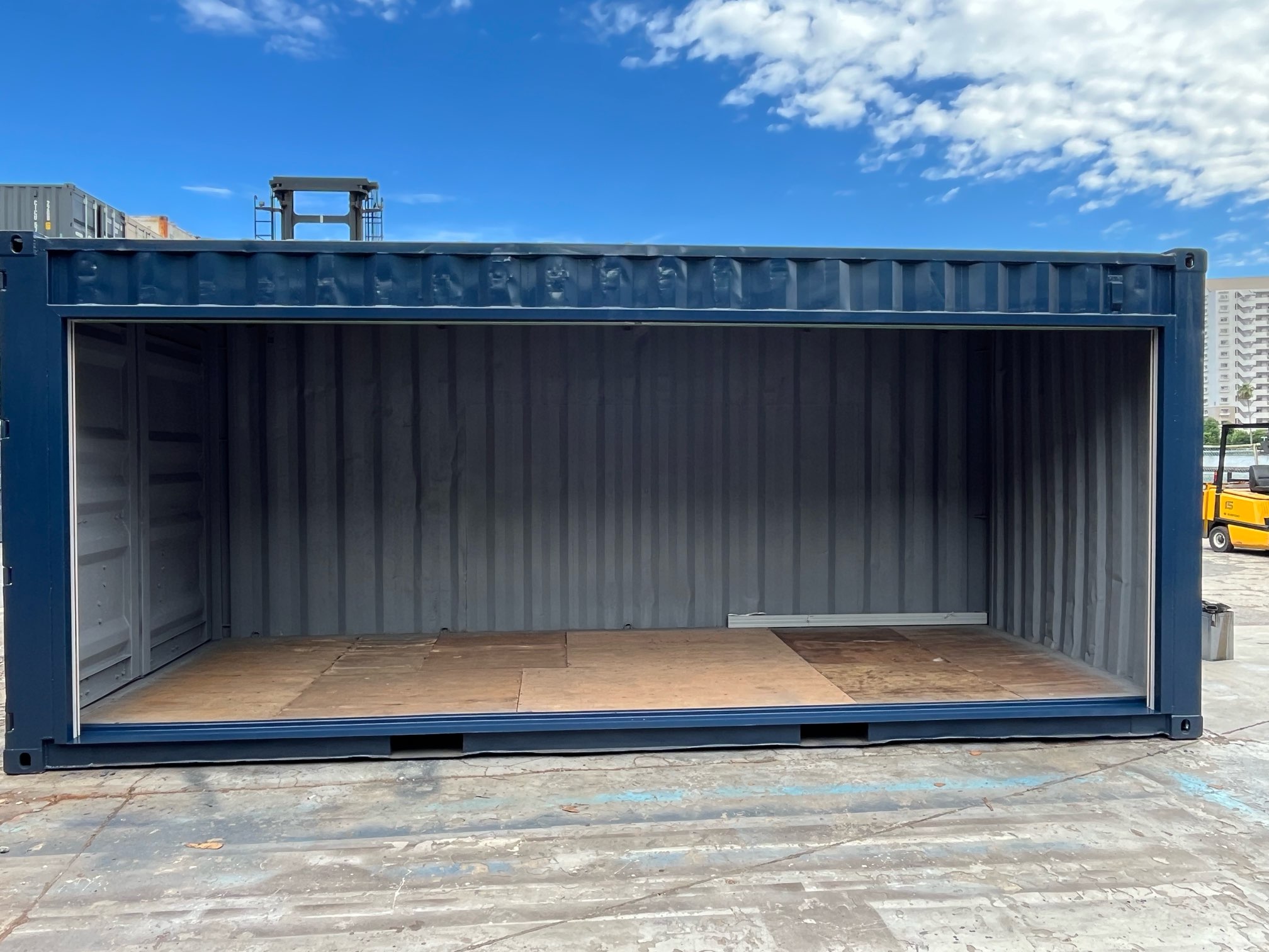 【横浜】中古20FTドライスチールコンテナ　外装塗装・右パネルフルシャッター付き(U2418039)