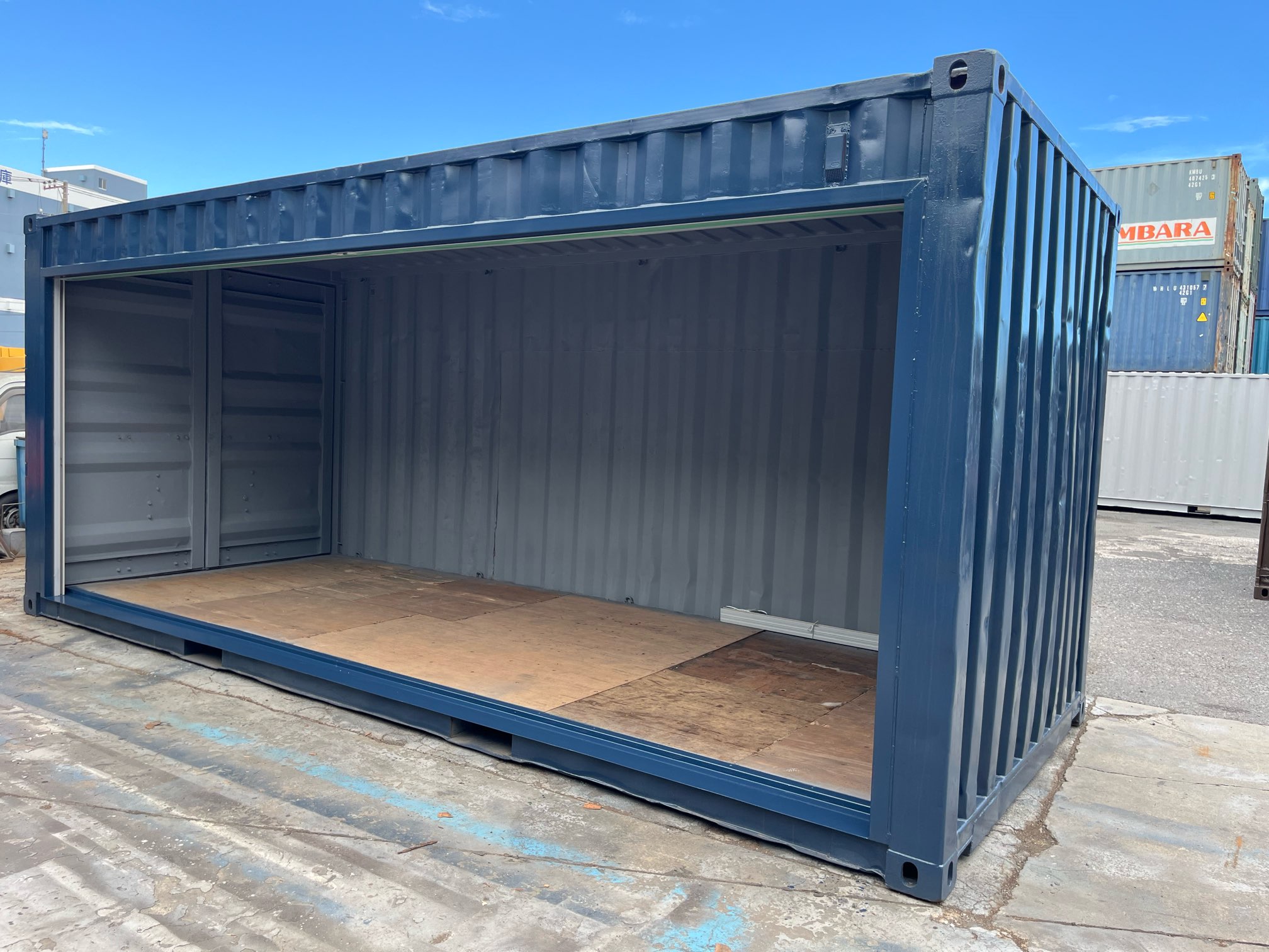 【横浜】中古20FTドライスチールコンテナ　外装塗装・右パネルフルシャッター付き(U2418039)