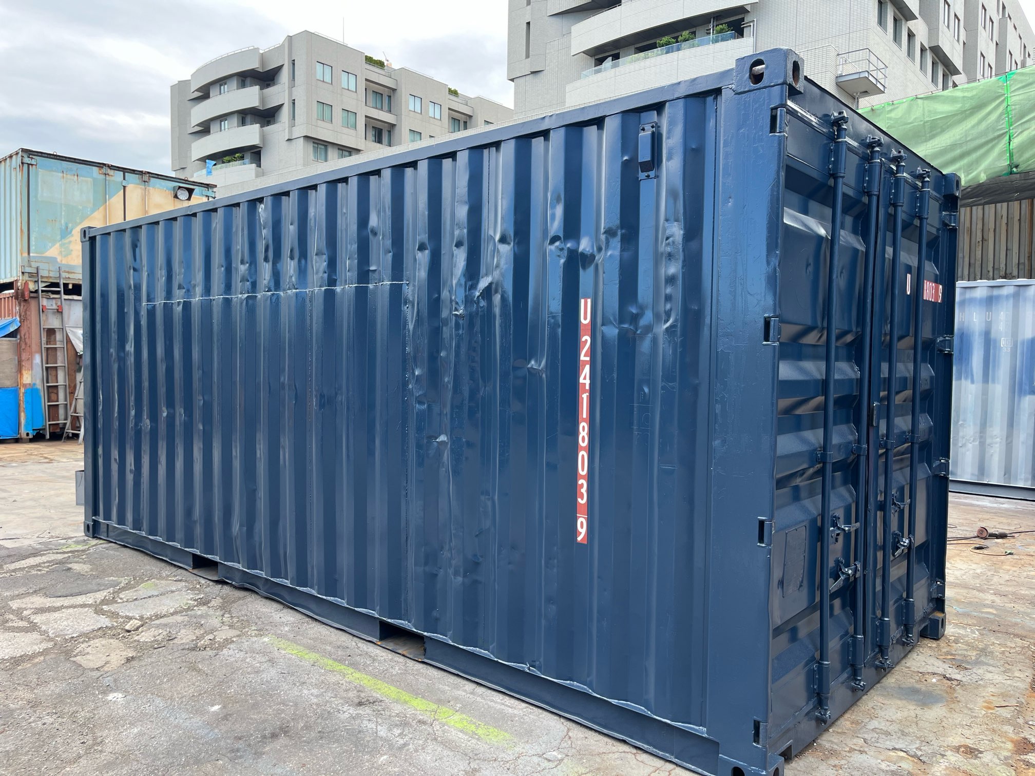 【横浜】中古20FTドライスチールコンテナ　外装塗装・右パネルフルシャッター付き(U2418039)