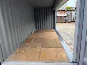 【横浜】中古20FTドライスチールコンテナ　外装塗装・右パネルフルシャッター付き(U2418039)