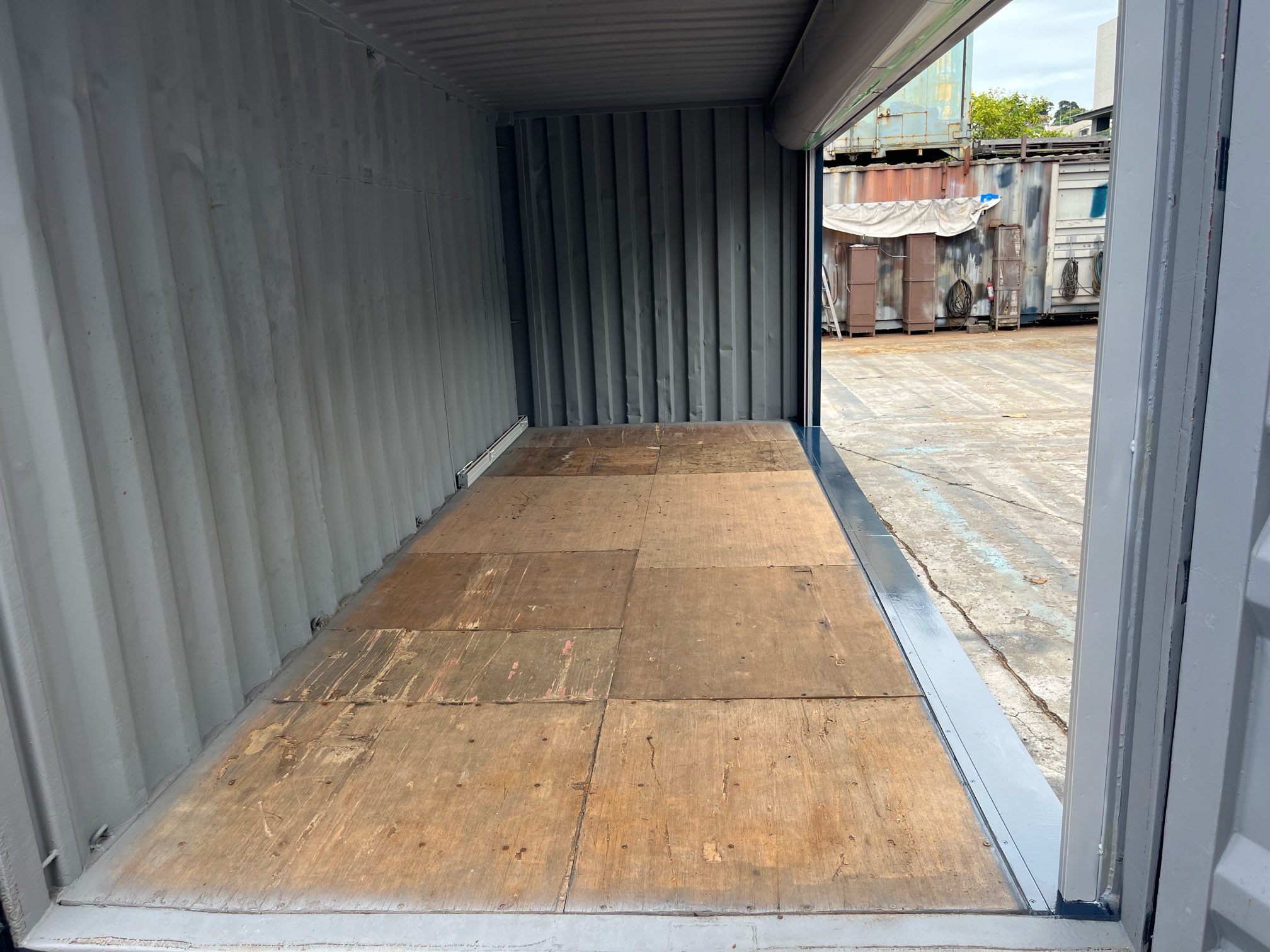 【横浜】中古20FTドライスチールコンテナ　外装塗装・右パネルフルシャッター付き(U2418039)