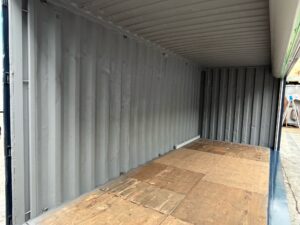 【横浜】中古20FTドライスチールコンテナ　外装塗装・右パネルフルシャッター付き(U2418039)