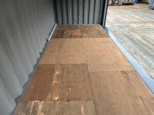 【横浜】中古20FTドライスチールコンテナ　外装塗装・右パネルフルシャッター付き(U2418039)