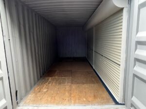 【横浜】中古20FTドライスチールコンテナ　外装塗装・右パネルフルシャッター付き(U2418039)