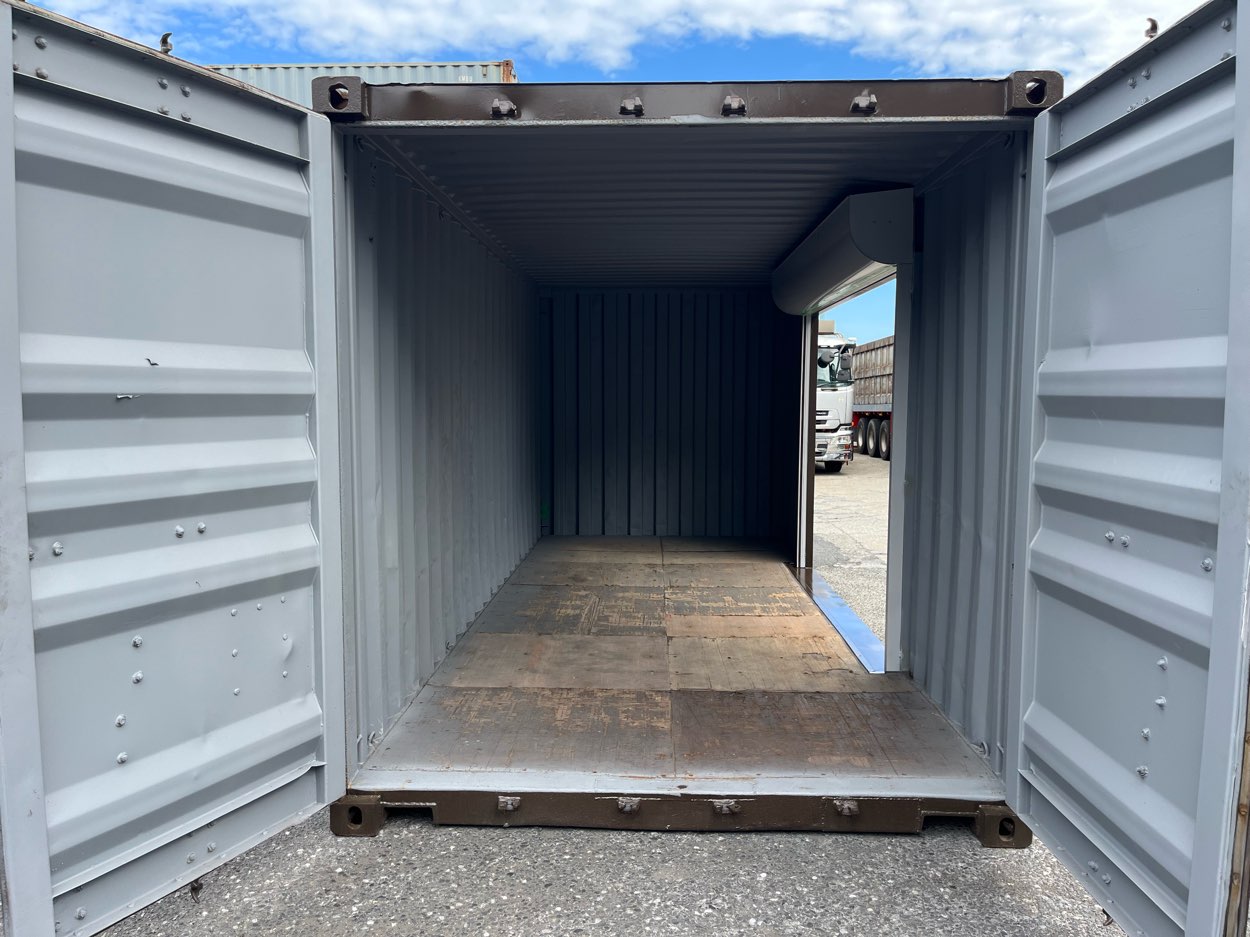 【横浜】中古20FTドライスチールコンテナ　外装塗装・右パネル3mシャッター付き(U2477068)