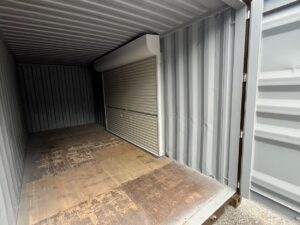 【横浜】中古20FTドライスチールコンテナ　外装塗装・右パネル3mシャッター付き(U2477068)