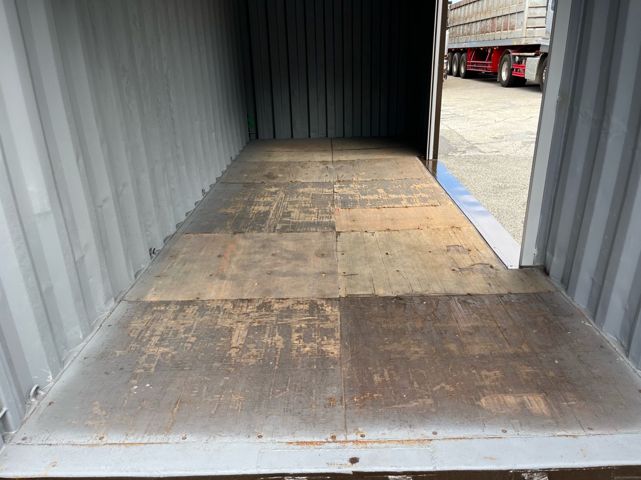 【横浜】中古20FTドライスチールコンテナ　外装塗装・右パネル3mシャッター付き(U2477068)