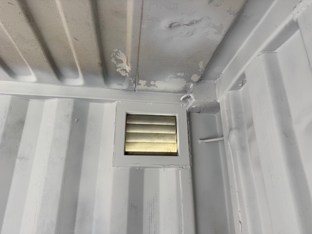 【神戸】中古20FT ドライスチールコンテナ 右パネル3mシャッター、ガラリ付き TKCU7722220