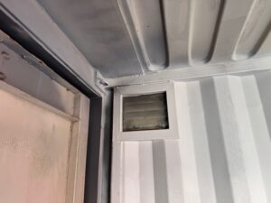 【神戸】中古20FT ドライスチールコンテナ 右パネル3mシャッター、ガラリ付き TKCU7722220