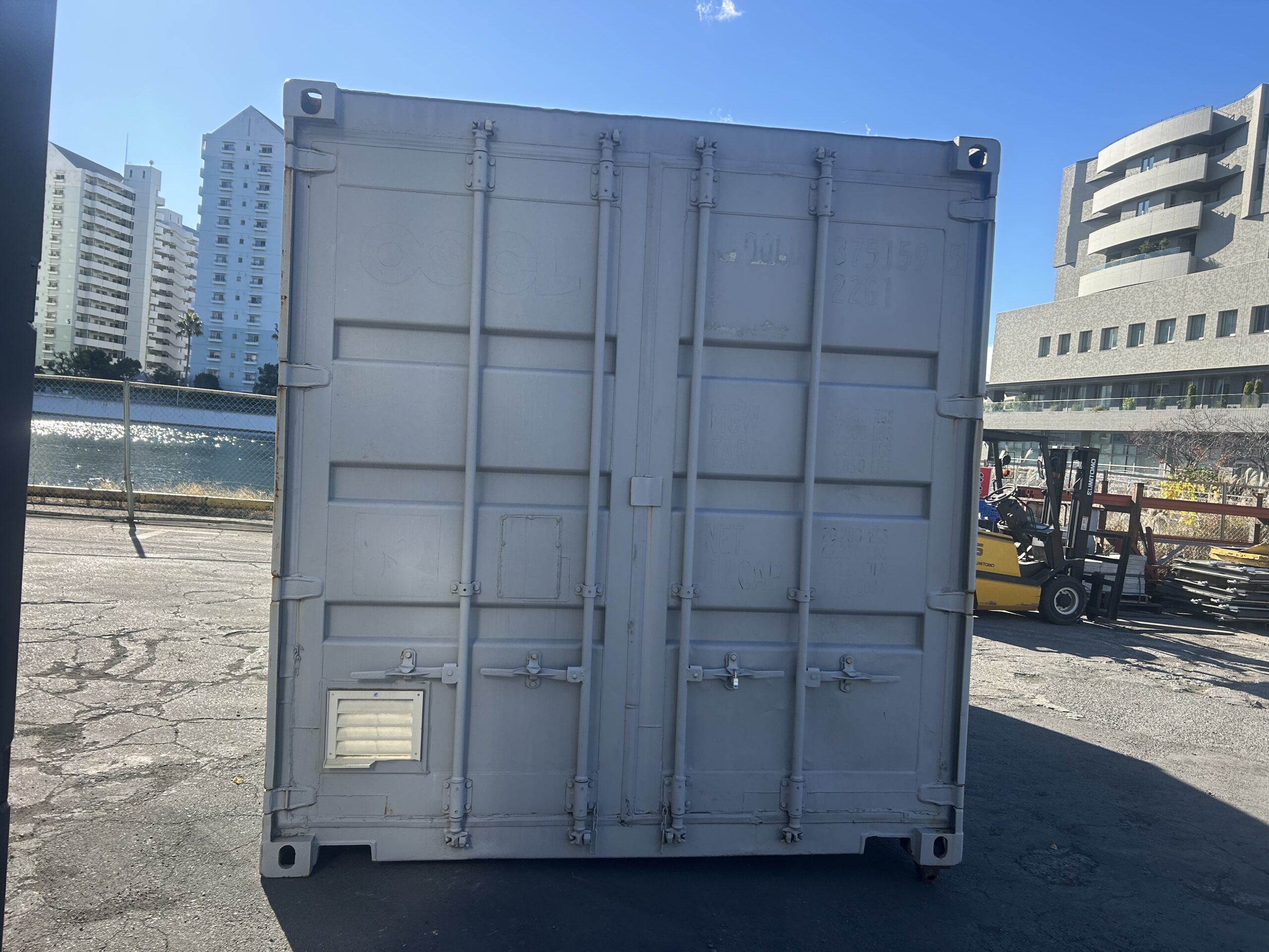 【横浜】中古20ftドライスチールコンテナ (中古　シャッター・ガラリ・換気扇付き)U3751595