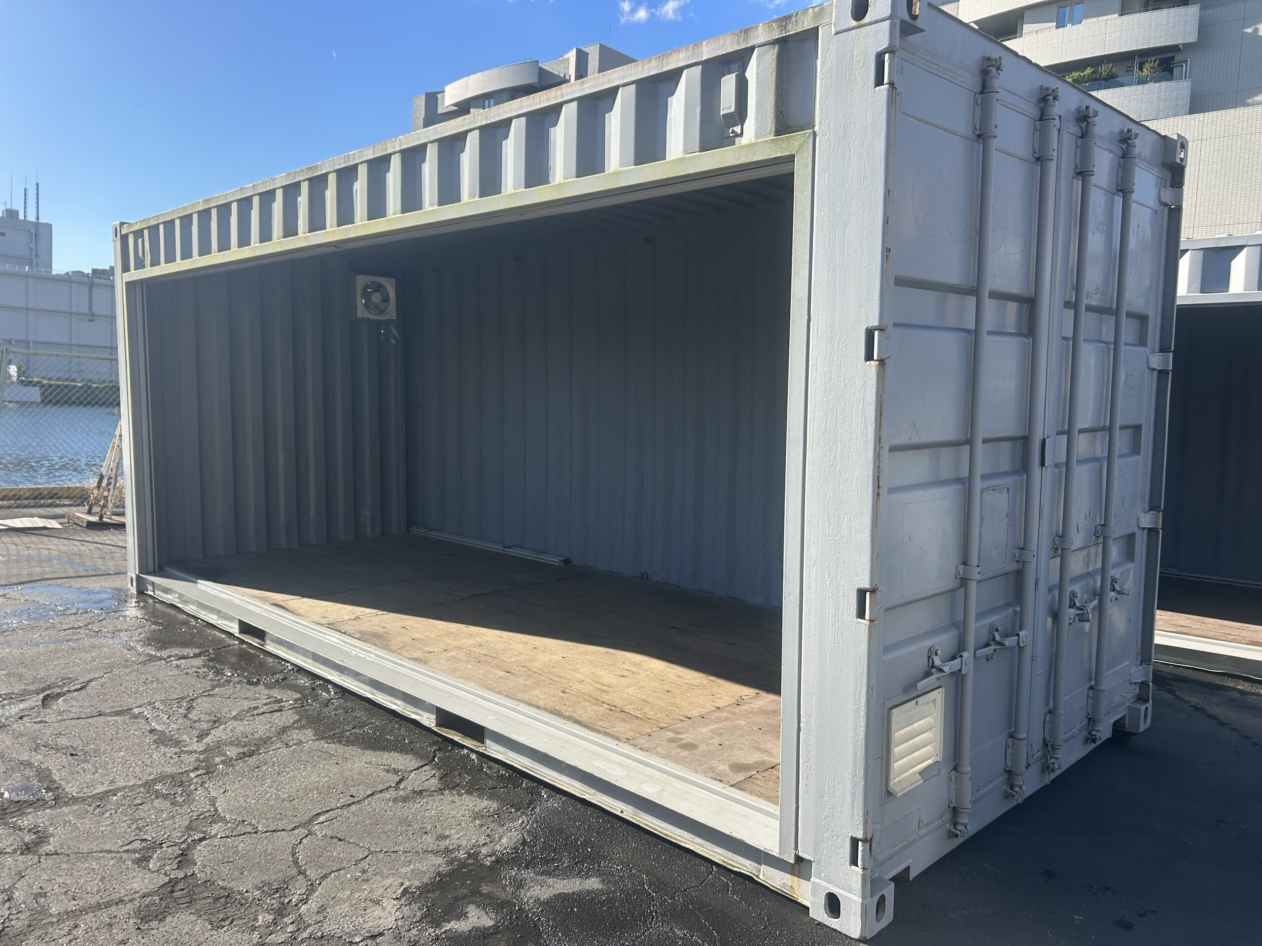 【横浜】中古20ftドライスチールコンテナ (中古　シャッター・ガラリ・換気扇付き)U3751595