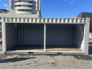 【横浜】中古20ftドライスチールコンテナ (中古　シャッター・ガラリ・換気扇付き)U3751595