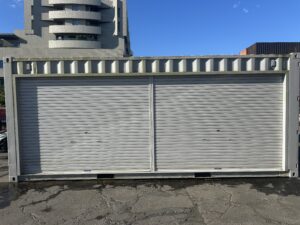 【横浜】中古20ftドライスチールコンテナ (中古　シャッター・ガラリ・換気扇付き)U3751595