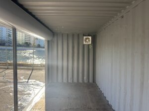 【横浜】中古20ftドライスチールコンテナ (中古　シャッター・ガラリ・換気扇付き)U3751595