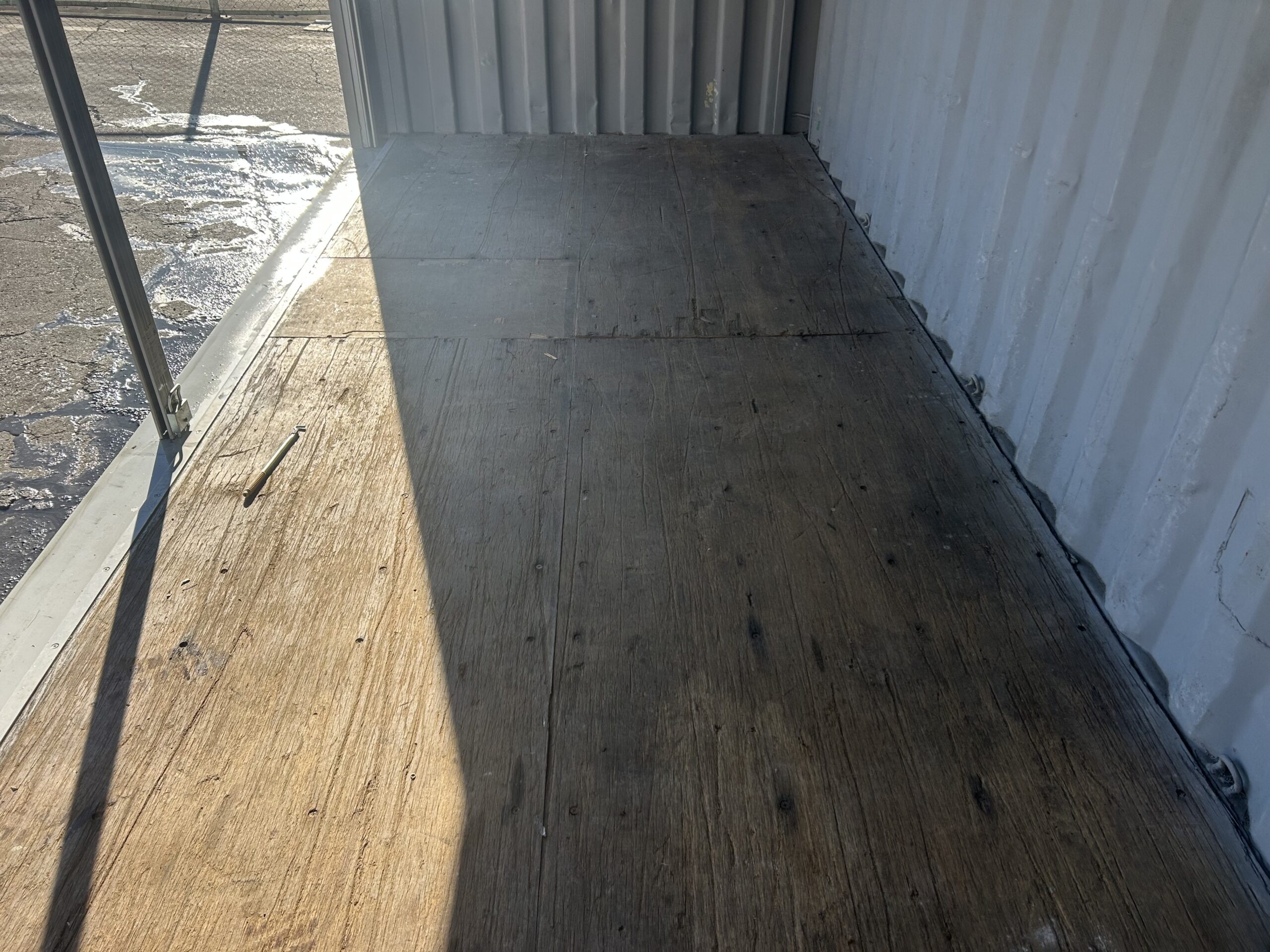 【横浜】中古20ftドライスチールコンテナ (中古　シャッター・ガラリ・換気扇付き)U3751595