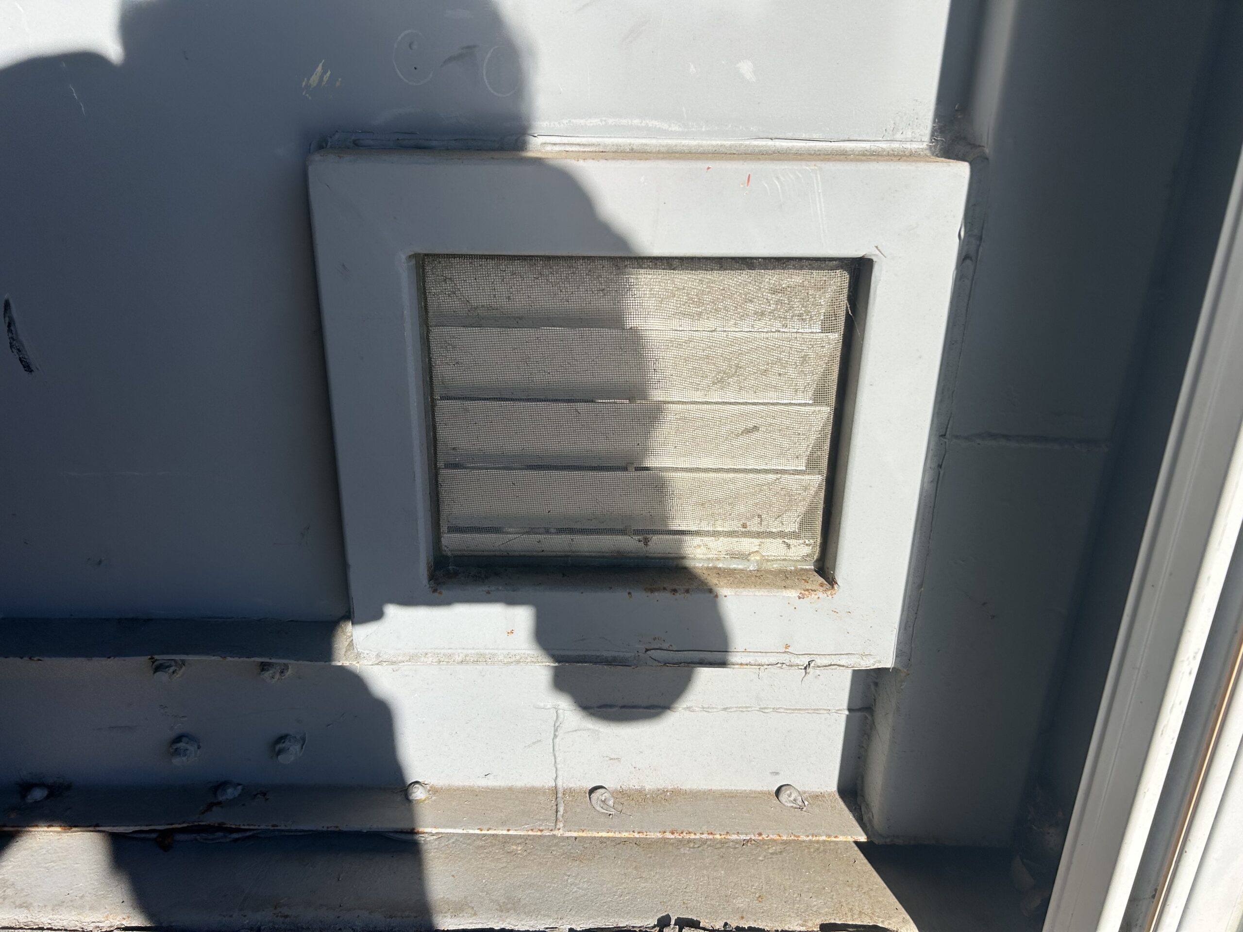 【横浜】中古20ftドライスチールコンテナ (中古　シャッター・ガラリ・換気扇付き)U3751595