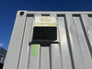 【横浜】中古20ftドライスチールコンテナ (中古　シャッター・ガラリ・換気扇付き)U3751595