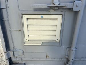 【横浜】中古20ftドライスチールコンテナ (中古　シャッター・ガラリ・換気扇付き)U3751595