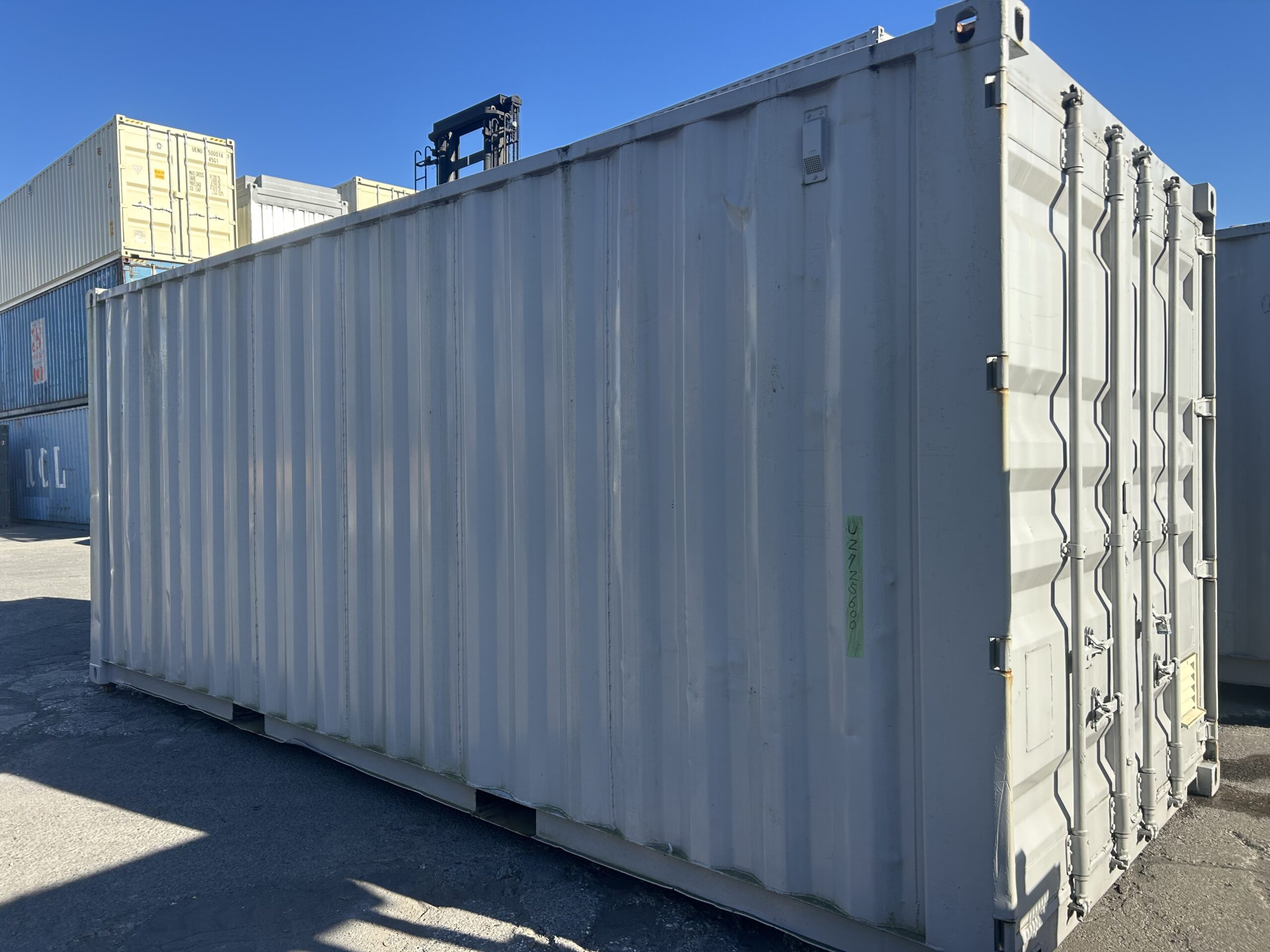 【横浜】中古20ftドライスチールコンテナ (中古　シャッター・ガラリ・換気扇付き)U2725600