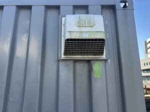 【横浜】中古20ftドライスチールコンテナ (中古　シャッター・ガラリ・換気扇付き)U2725600