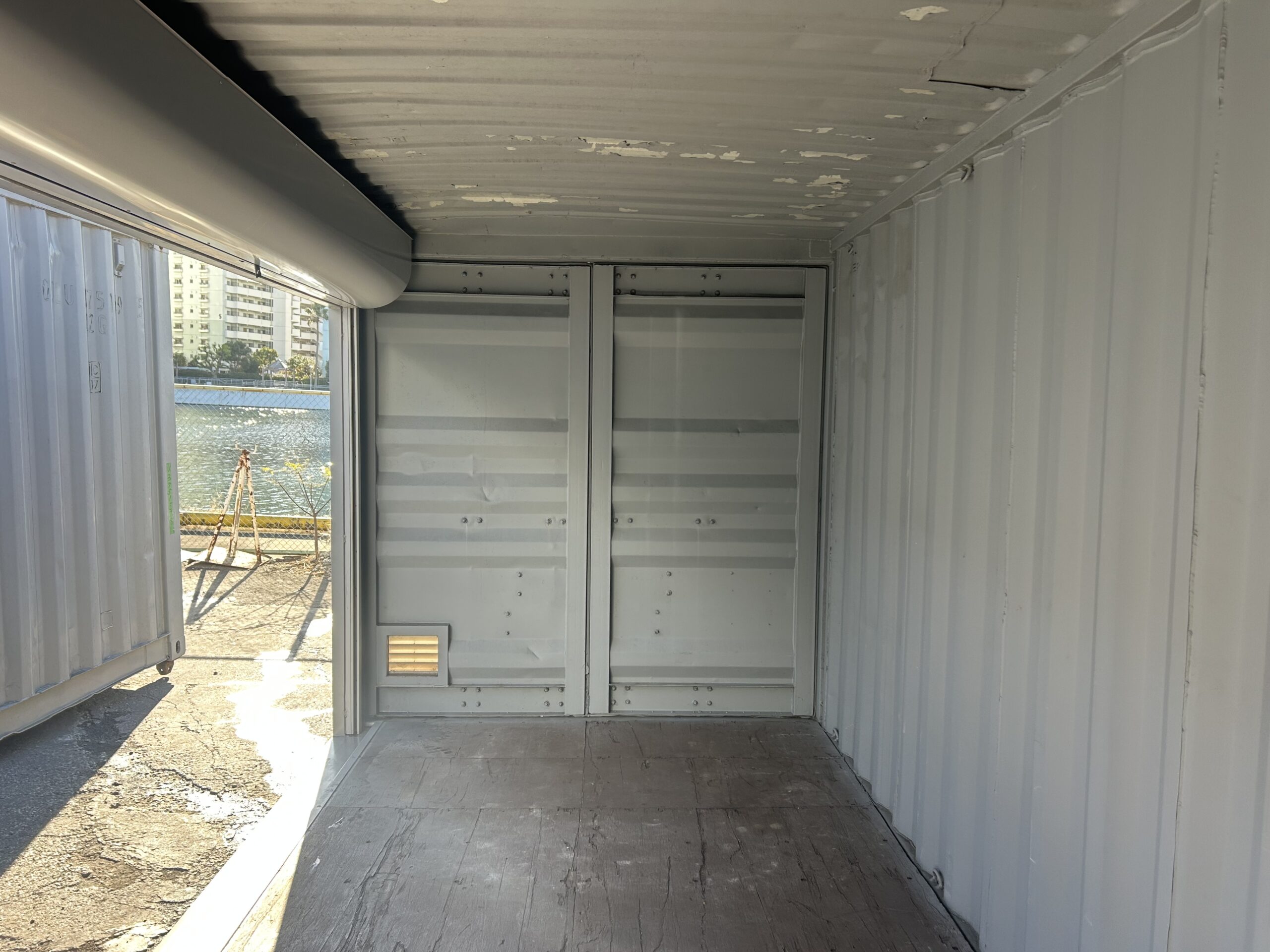 【横浜】中古20ftドライスチールコンテナ (中古　シャッター・ガラリ・換気扇付き)U2725600