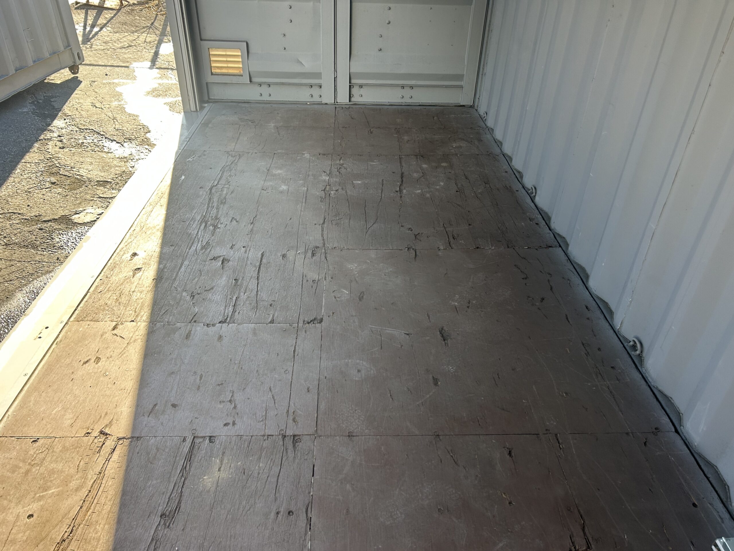 【横浜】中古20ftドライスチールコンテナ (中古　シャッター・ガラリ・換気扇付き)U2725600