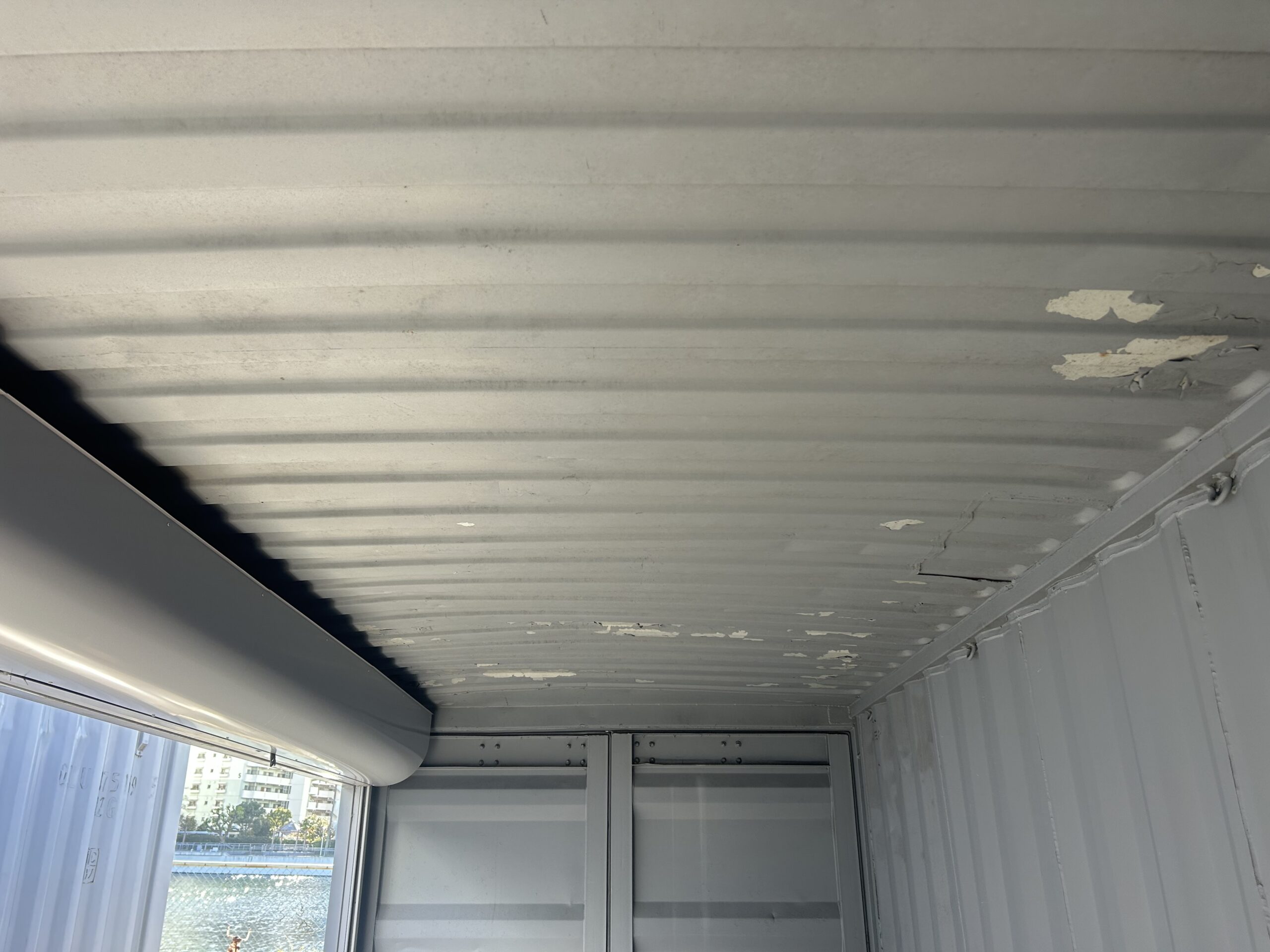 【横浜】中古20ftドライスチールコンテナ (中古　シャッター・ガラリ・換気扇付き)U2725600