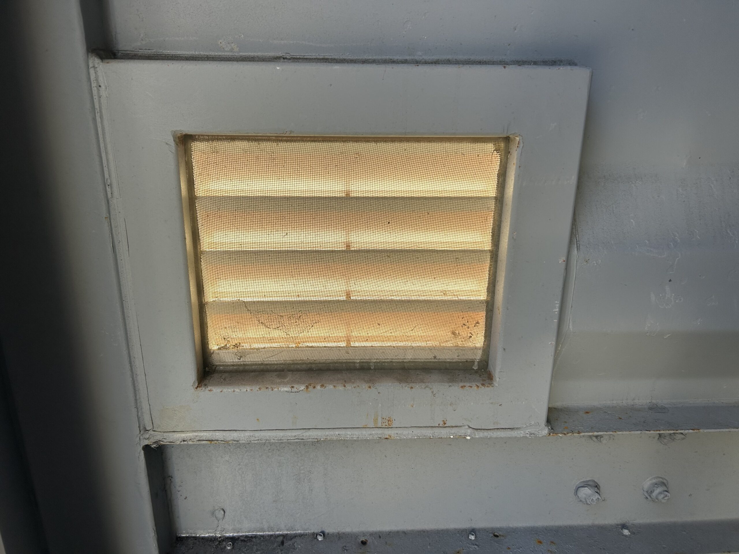 【横浜】中古20ftドライスチールコンテナ (中古　シャッター・ガラリ・換気扇付き)U2725600