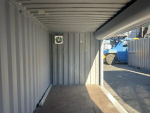 【横浜】中古20ftドライスチールコンテナ (中古　シャッター・ガラリ・換気扇付き)U2725600