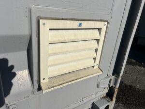 【横浜】中古20ftドライスチールコンテナ (中古　シャッター・ガラリ・換気扇付き)U2725600