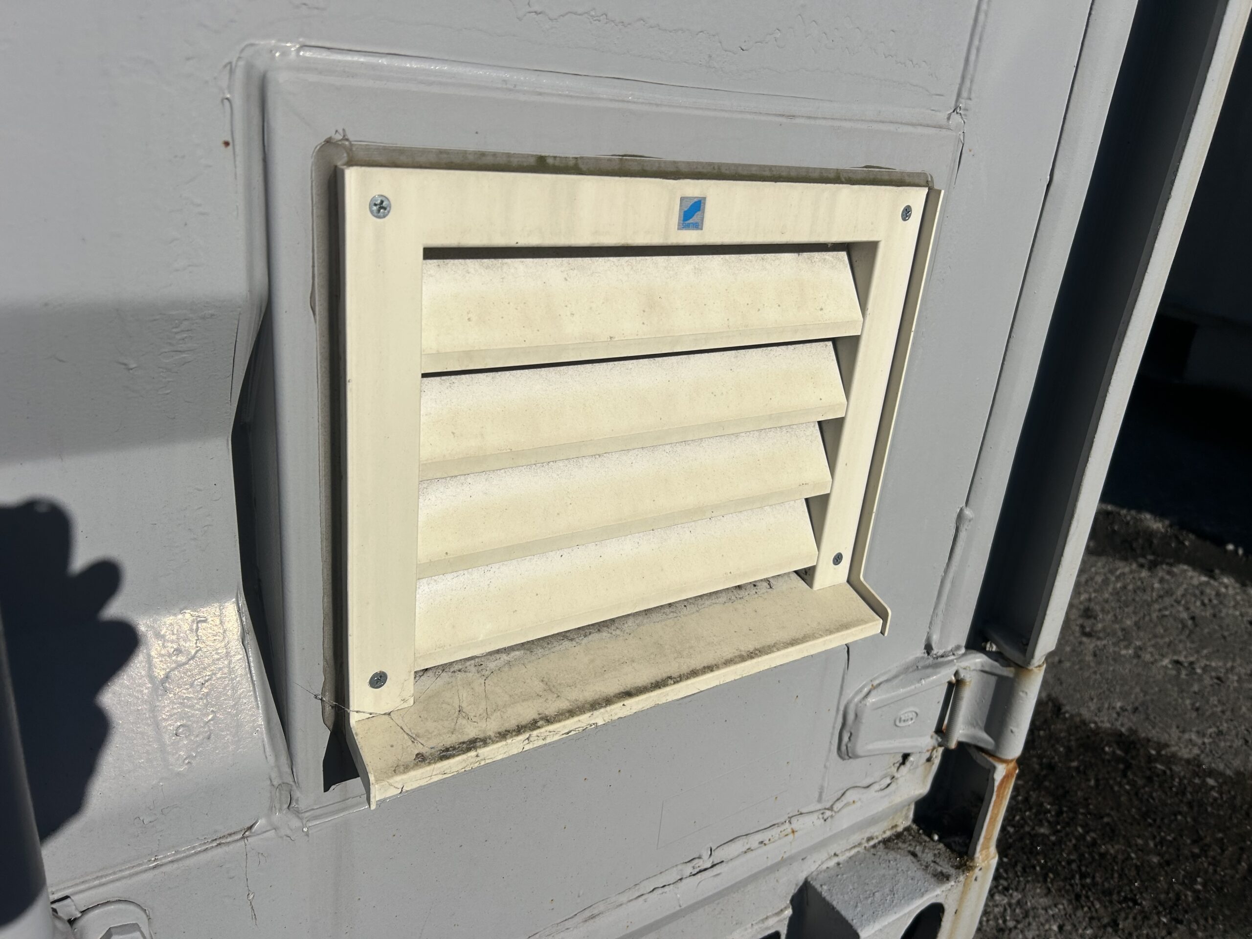 【横浜】中古20ftドライスチールコンテナ (中古　シャッター・ガラリ・換気扇付き)U2725600