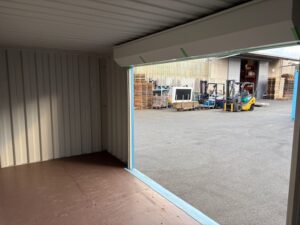 【福岡】中古20ftドライスチールコンテナ（右パネル3mシャッター）　TKCU1401607