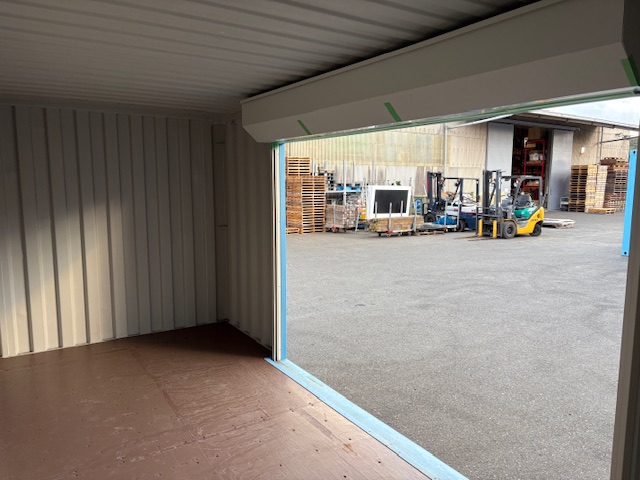 【福岡】中古20ftドライスチールコンテナ（右パネル3mシャッター）　TKCU1401607