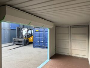 【福岡】中古20ftドライスチールコンテナ（右パネル3mシャッター）　TKCU1401607