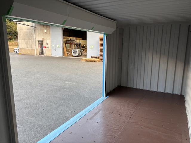 【福岡】中古20ftドライスチールコンテナ（左パネル3mシャッター）　TKCU1400489