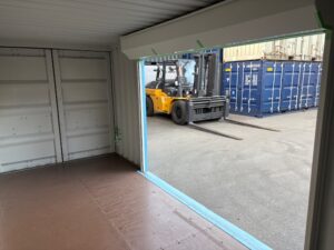 【福岡】中古20ftドライスチールコンテナ（左パネル3mシャッター）　TKCU1400489