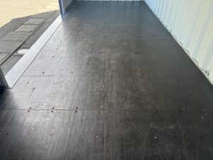 【北陸】新古20ft ドライスチールコンテナ　左中央3mシャッター付き