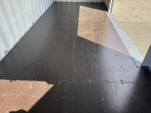 【北陸】新古20ft ドライスチールコンテナ　右中央3mシャッター付き