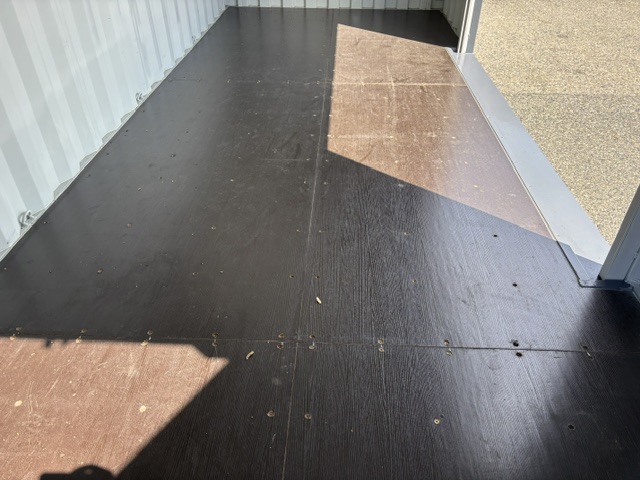 【北陸】新古20ft ドライスチールコンテナ　右中央3mシャッター付き