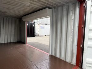 【横浜】中古20FTドライスチールコンテナ　右中央3Mシャッター付き(U2335274)
